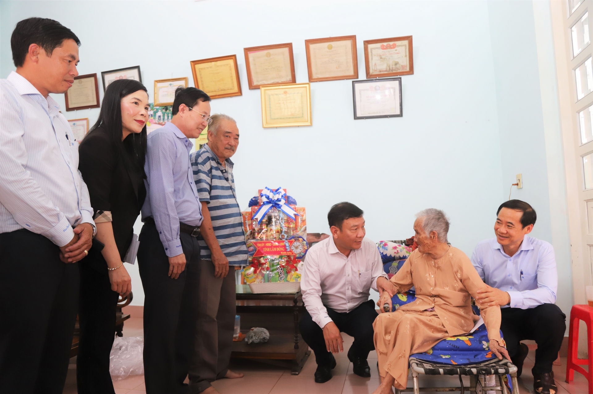 Đồng chí Nguyễn Thái Học - Quyền Bí thư Tỉnh ủy Lâm Đồng và đoàn công tác tới thăm, tặng quà Mẹ Việt Nam anh hùng Nguyễn Thị Có.