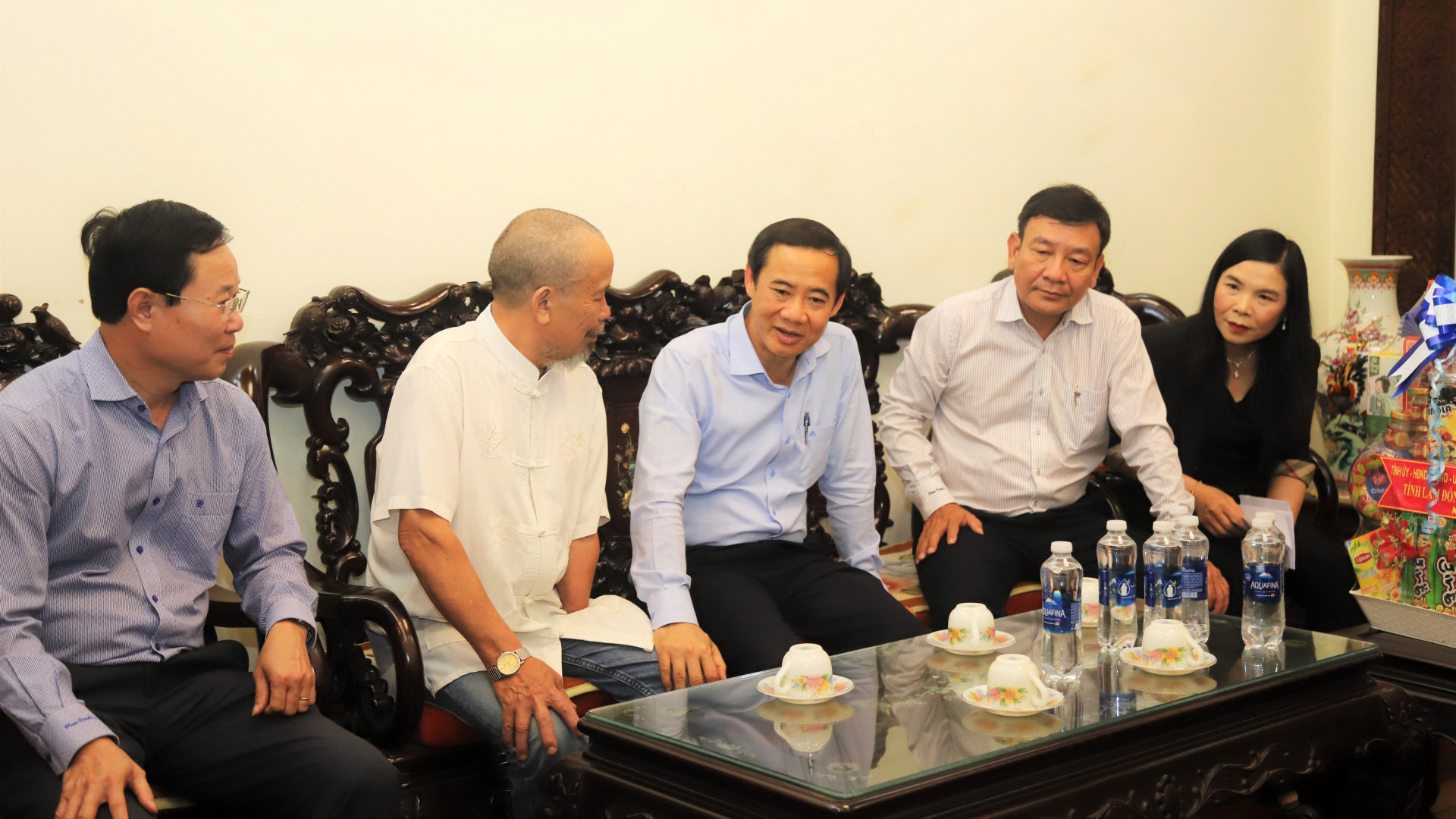 Đồng chí Nguyễn Thái Học - Quyền Bí thư Tỉnh ủy Lâm Đồng ân cần thăm hỏi sức khỏe thương binh Tạ Ngọc Khôi