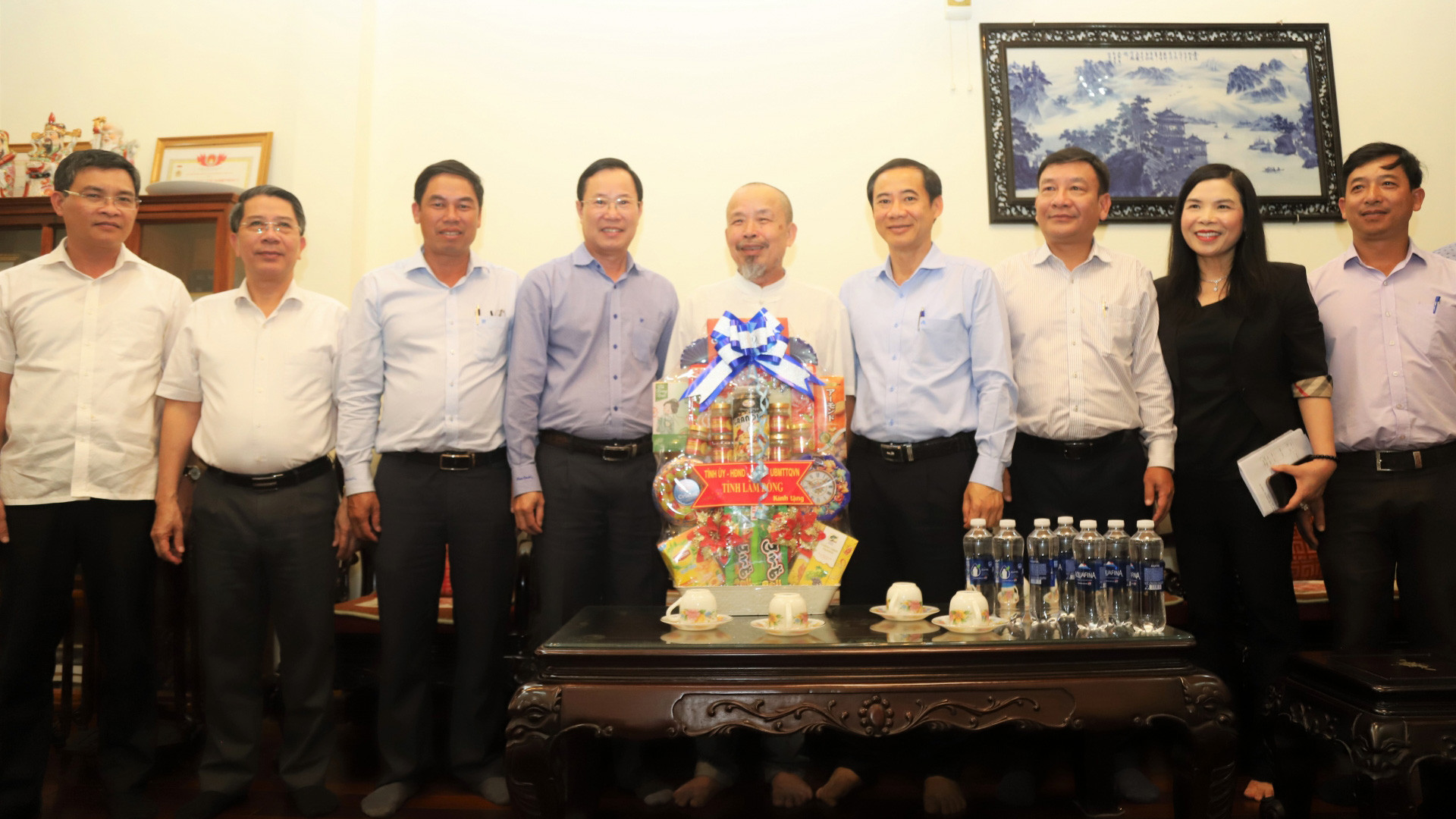 Đồng chí Nguyễn Thái Học - Quyền Bí thư Tỉnh ủy Lâm Đồng cùng đoàn công tác tặng quà tri ân thương binh Tạ Ngọc Khôi