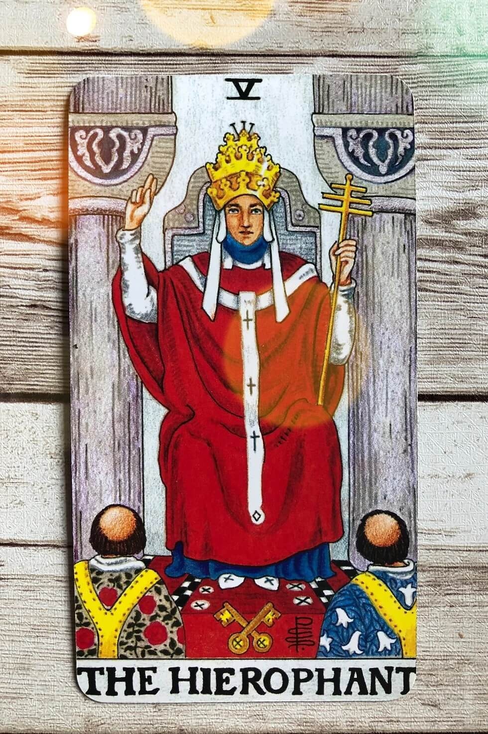 Thông điệp về sự lắng nghe và thấu hiểu từ lá The Hierophant (Quan tư tế) trong bối cảnh tình yêu