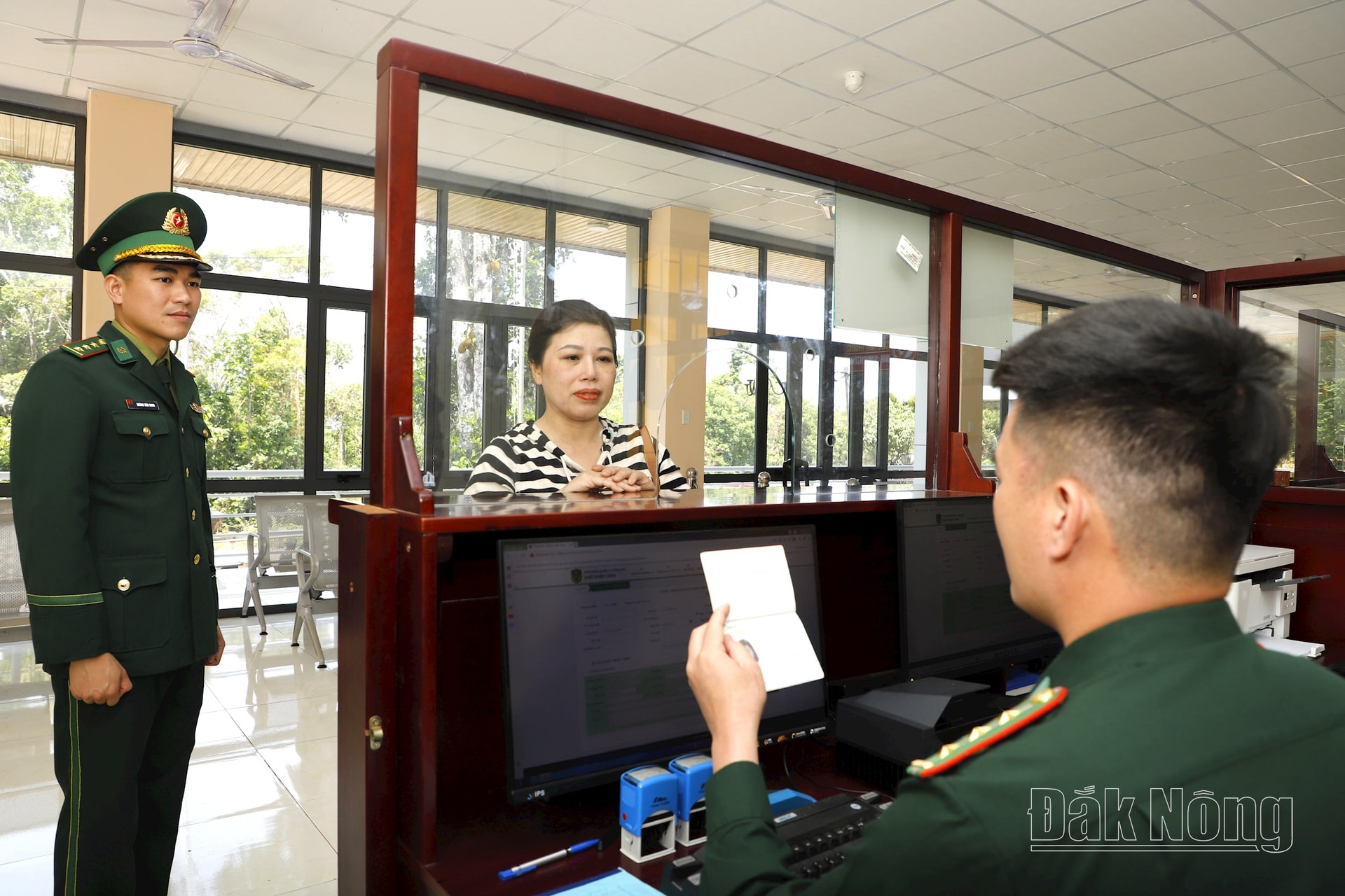 Trạm Biên phòng cửa khẩu Bu P’răng phối hợp chặt chẽ với Chi cục Hải quan trong công tác kiểm tra hàng hóa và phương tiện, bảo đảm tuân thủ quy định, giữ vững an ninh khu vực biên giới