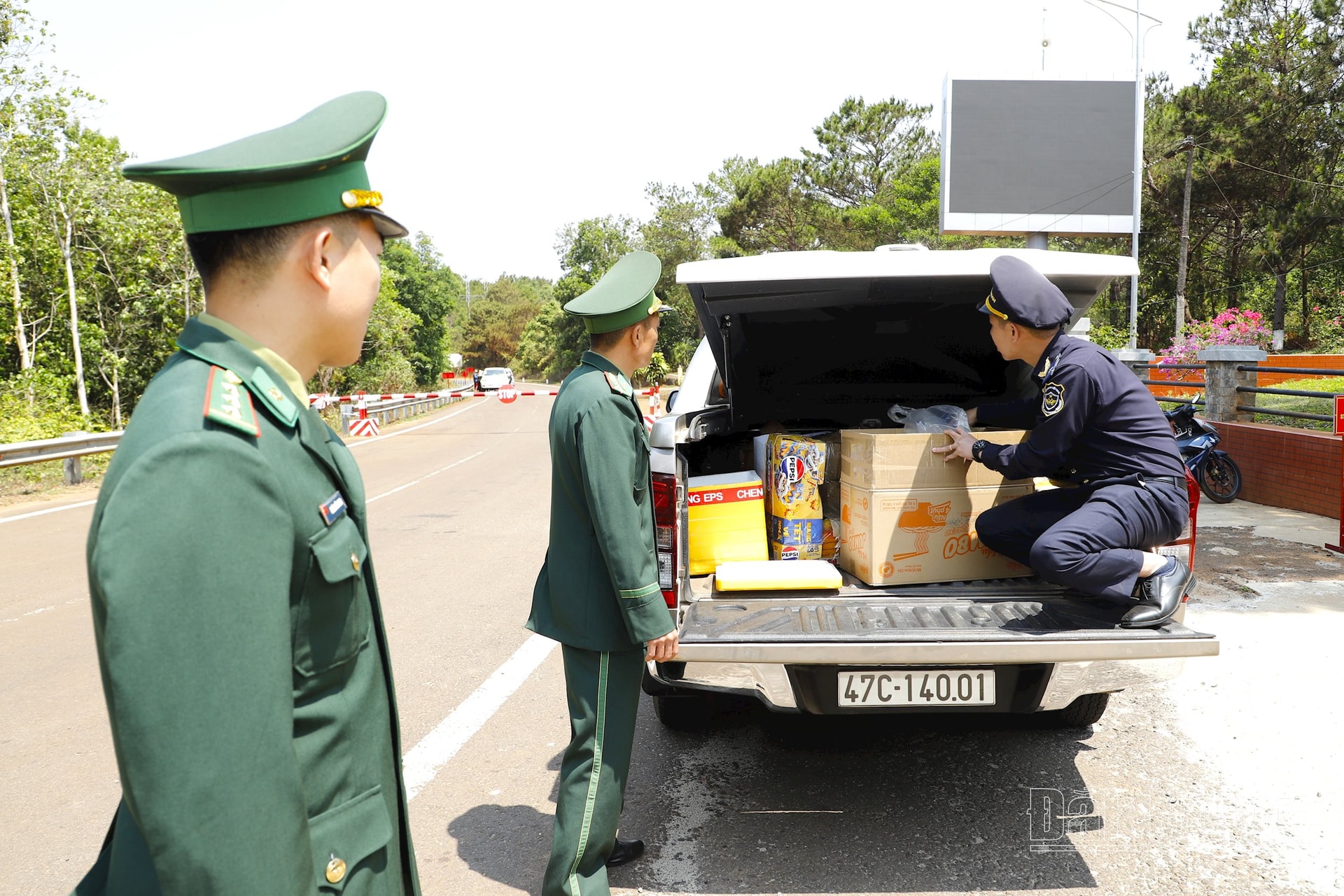 Trạm Biên phòng cửa khẩu Bu P’răng phối hợp chặt chẽ với Chi cục Hải quan trong công tác kiểm tra hàng hóa và phương tiện, bảo đảm tuân thủ quy định, giữ vững an ninh khu vực biên giới