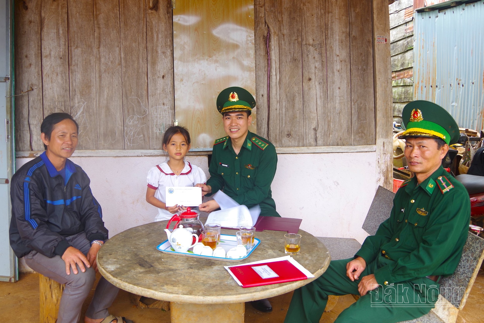 Thượng úy Hoàng Văn Minh cùng đơn vị tích cực hỗ trợ các em học sinh nghèo trên địa bàn xã Quảng Trực, huyện Tuy Đức, động viên và giúp đỡ các em có điều kiện học tập tốt hơn