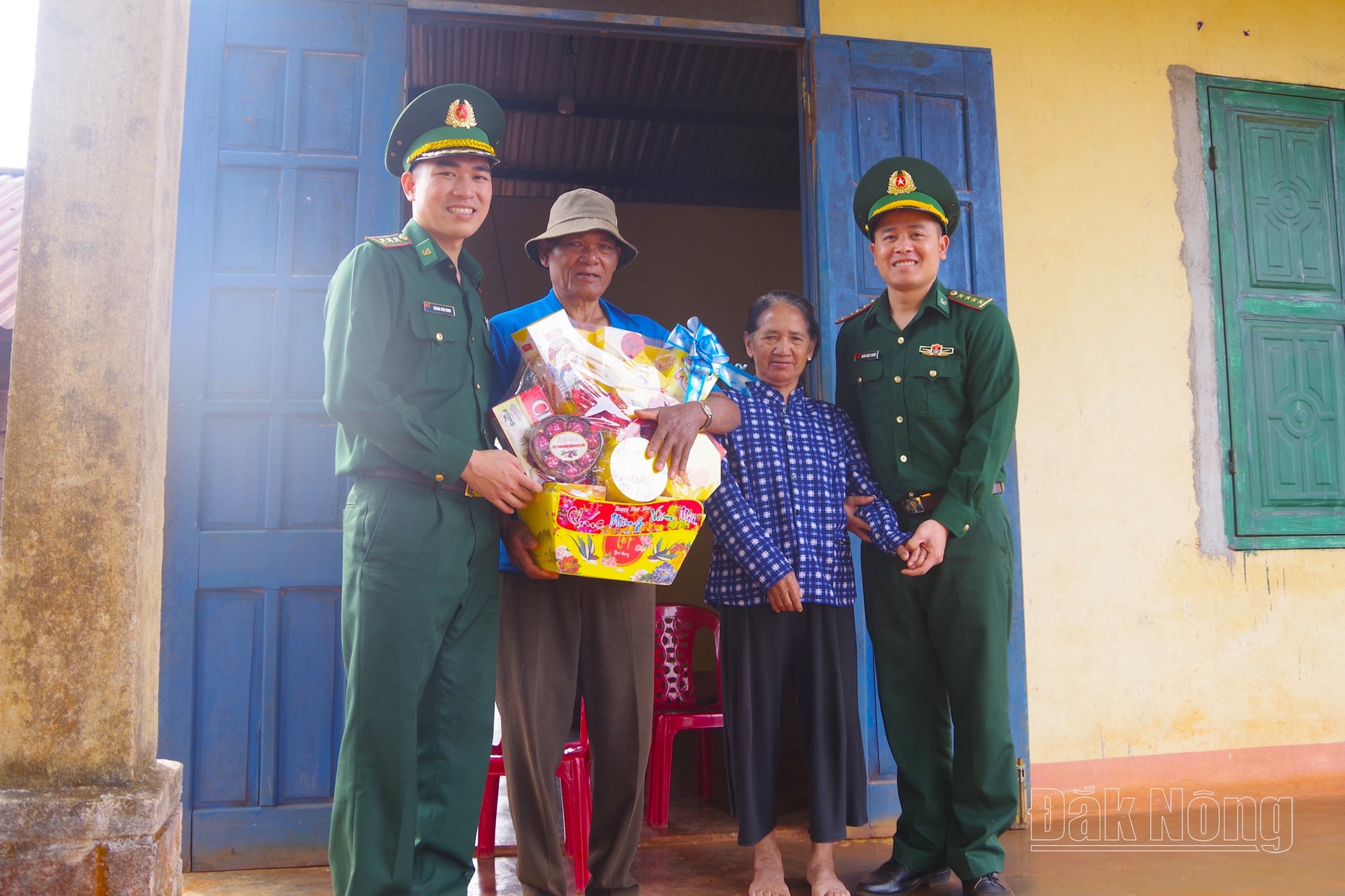 Thượng úy Hoàng Văn Minh (bên trái) cùng đơn vị tổ chức tặng quà tết cho các hộ nghèo, khó khăn trên địa bàn xã Quảng Trực, huyện Tuy Đức