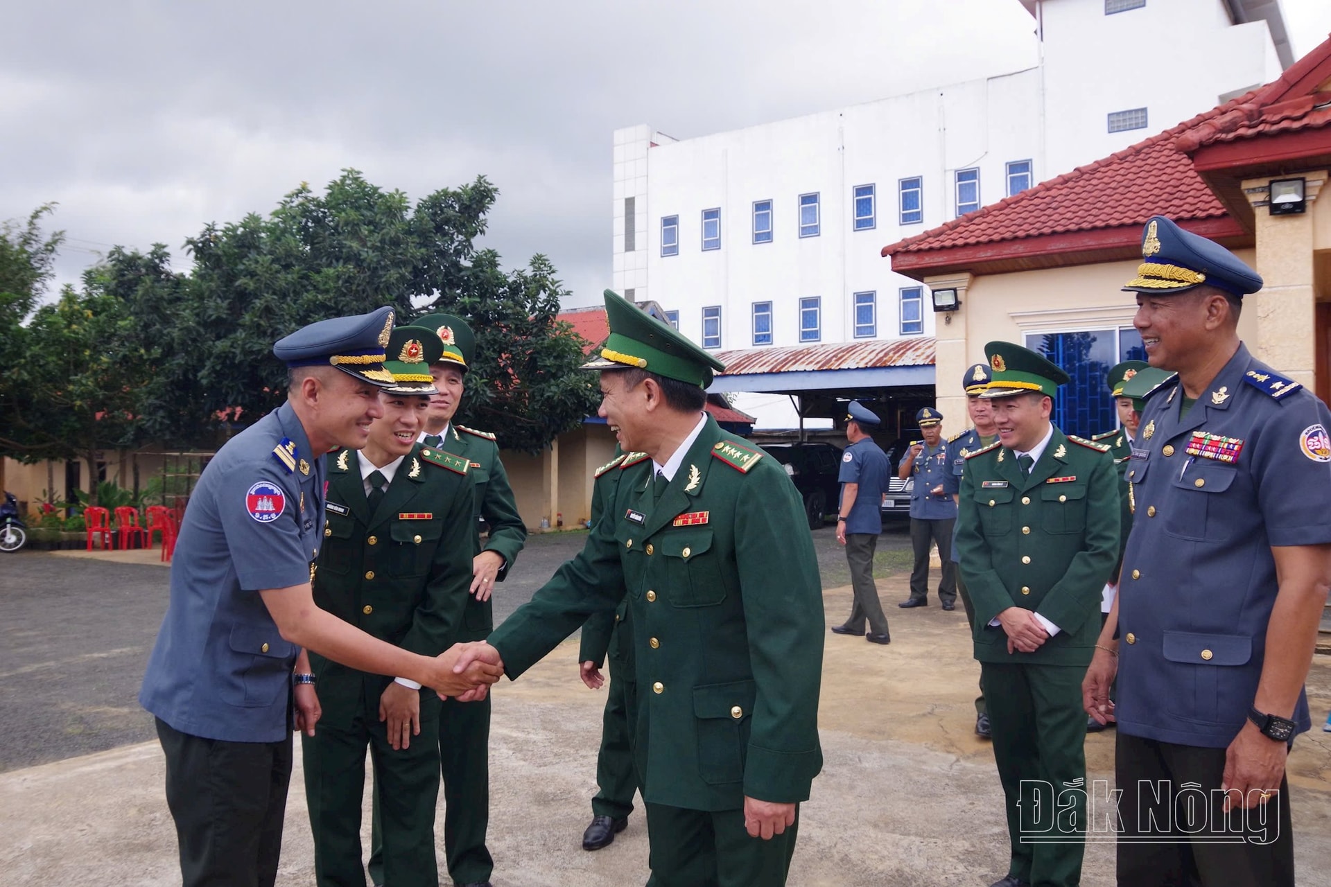 Thượng úy Hoàng Văn Minh với khả năng thông thạo tiếng Campuchia, luôn đảm nhiệm vai trò phiên dịch trong các buổi họp và hội đàm, góp phần thúc đẩy hợp tác biên giới Việt Nam - Campuchia