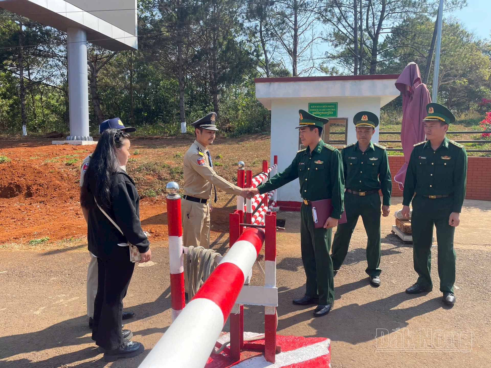Thượng úy Hoàng Văn Minh trực tiếp trao đổi thông tin với lực lượng bảo vệ biên giới Campuchia, góp phần tăng cường hợp tác và bảo đảm an ninh khu vực biên giới