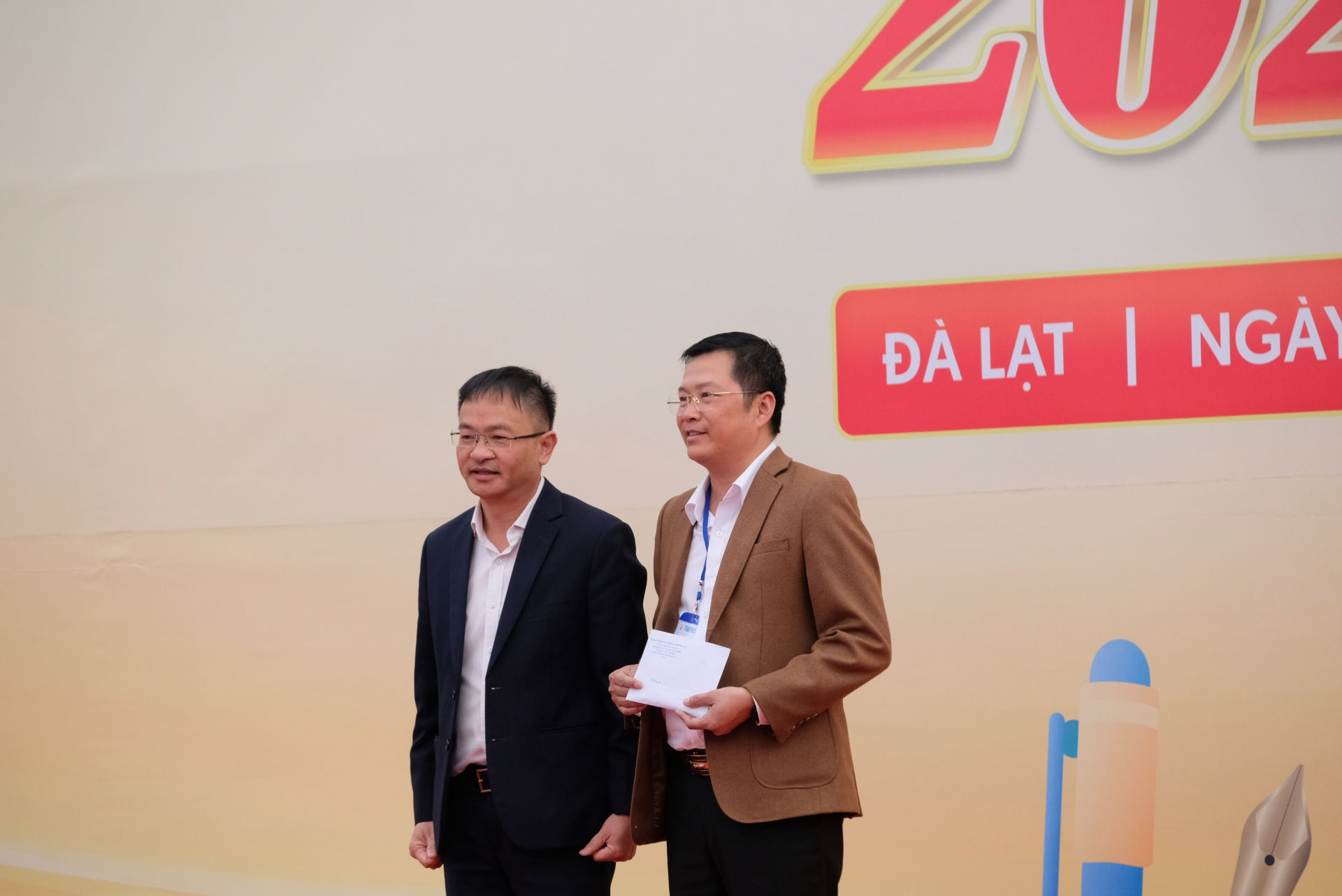 Ông Đặng Quang Tú - Chủ tịch UBND TP Đà Lạt trao tặng học bổng cho quỹ học bổng Nguyễn Thái Bình của Báo Thanh niên