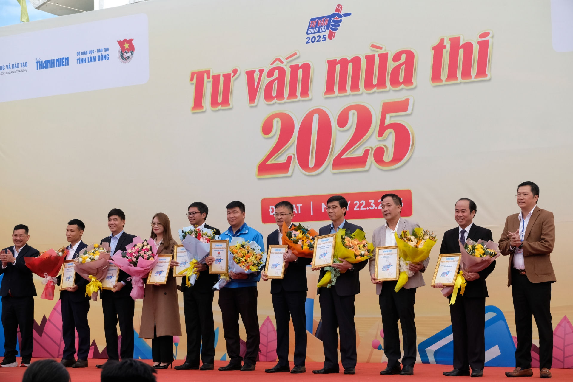 Đại diện Báo Thanh niên cảm ơn các đơn vị