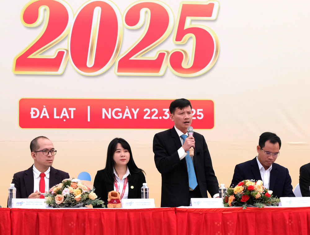 TS Trần Hữu Duy - Trưởng Phòng Quản lý Đào tạo Trường Đại học Đà Lạt giải đáp thắc mắc của học sinh