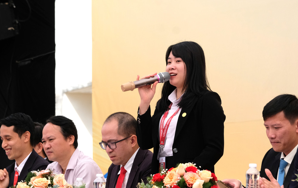 Đại diện Trường Đại học Yersin Đà Lạt trả lời câu hỏi về những ngành học của trường