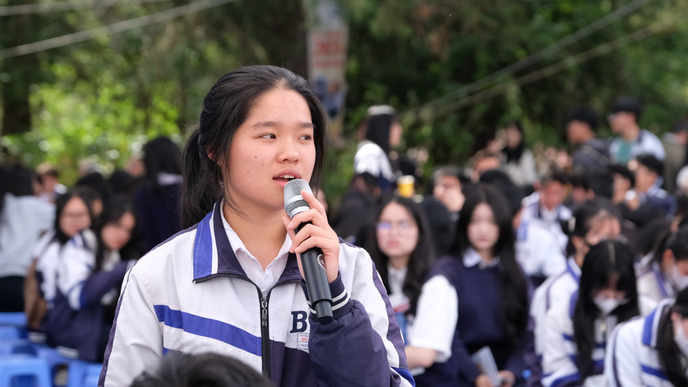 Các em học sinh đặt câu hỏi tại chương trình