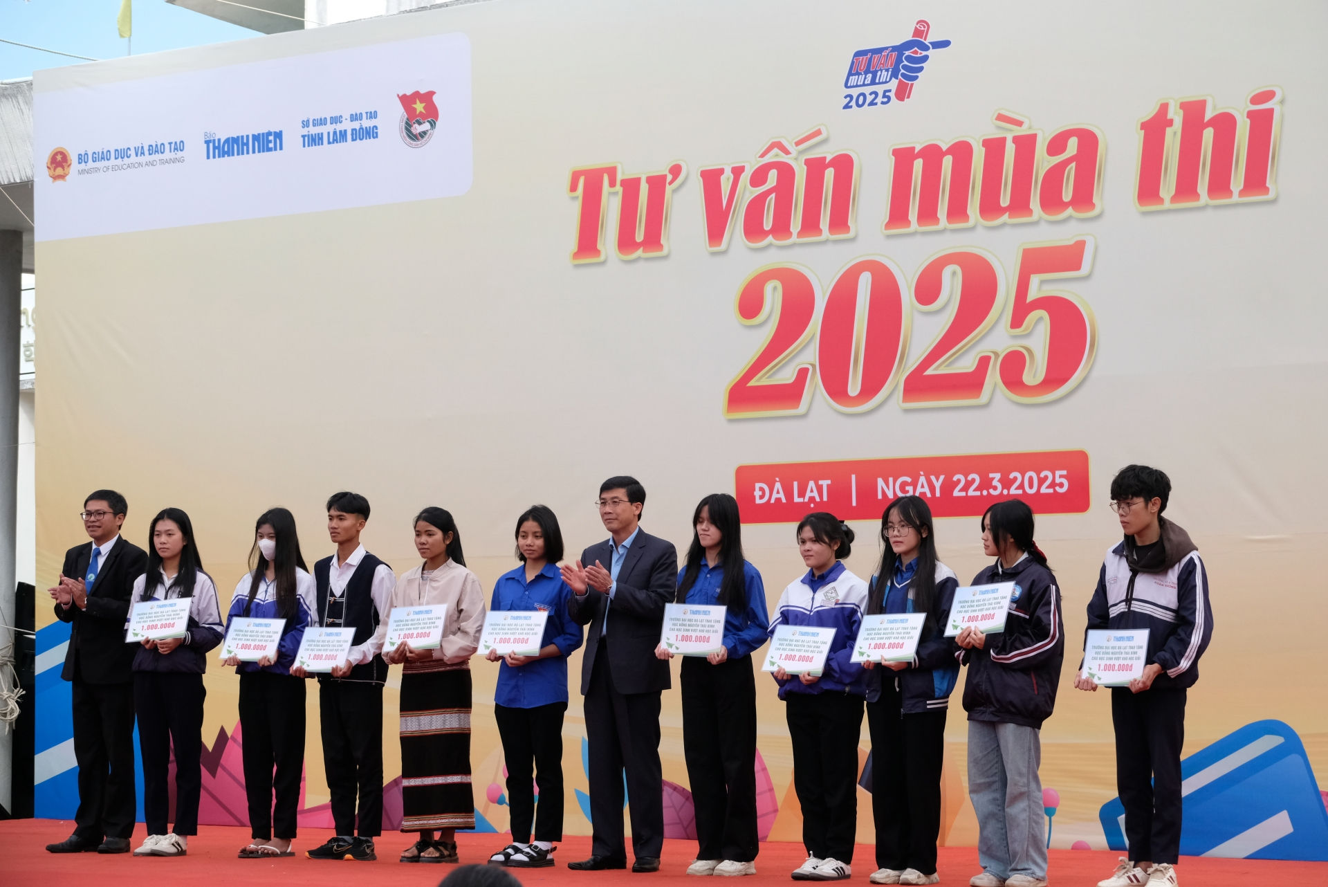Trao học bổng cho học sinh hiếu học