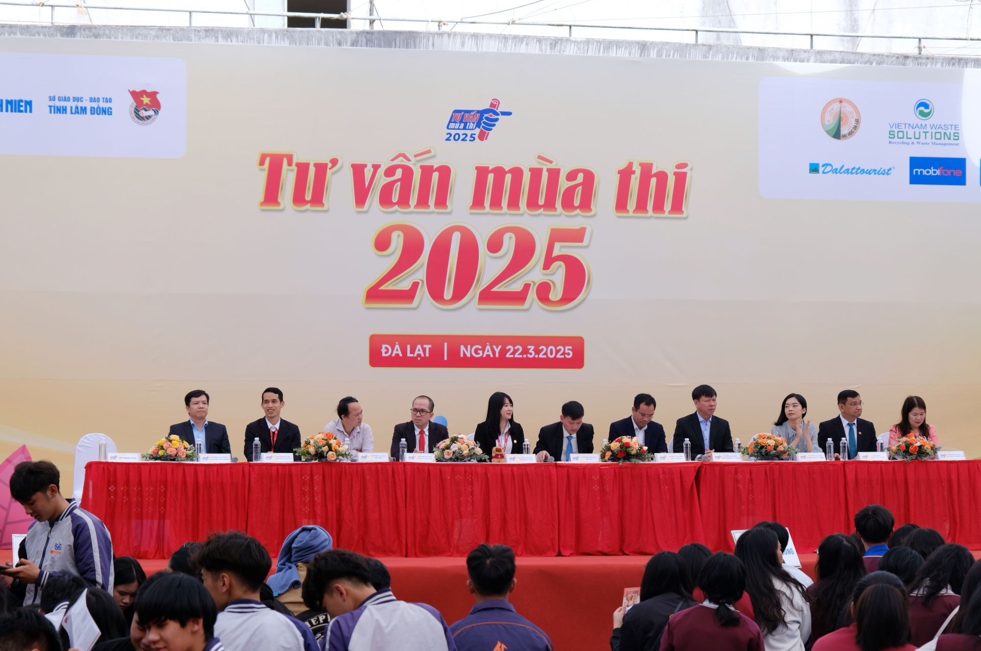 Ban tổ chức và chuyên gia các trường đại học tham gia Chương trình tư vấn mùa thi