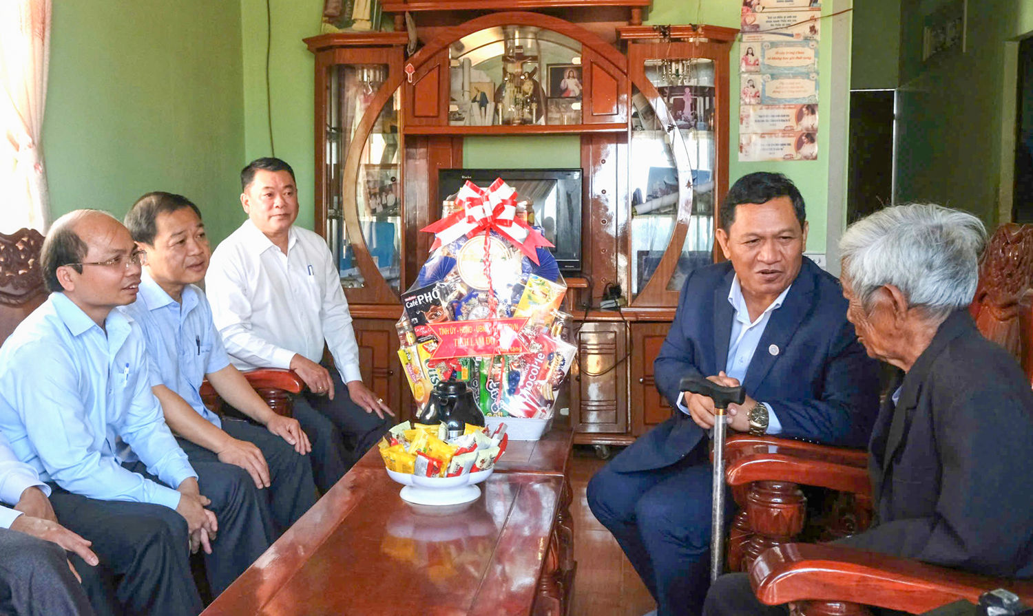 Đoàn công tác thăm hỏi tình hình đời sống gia đình ông KĐông