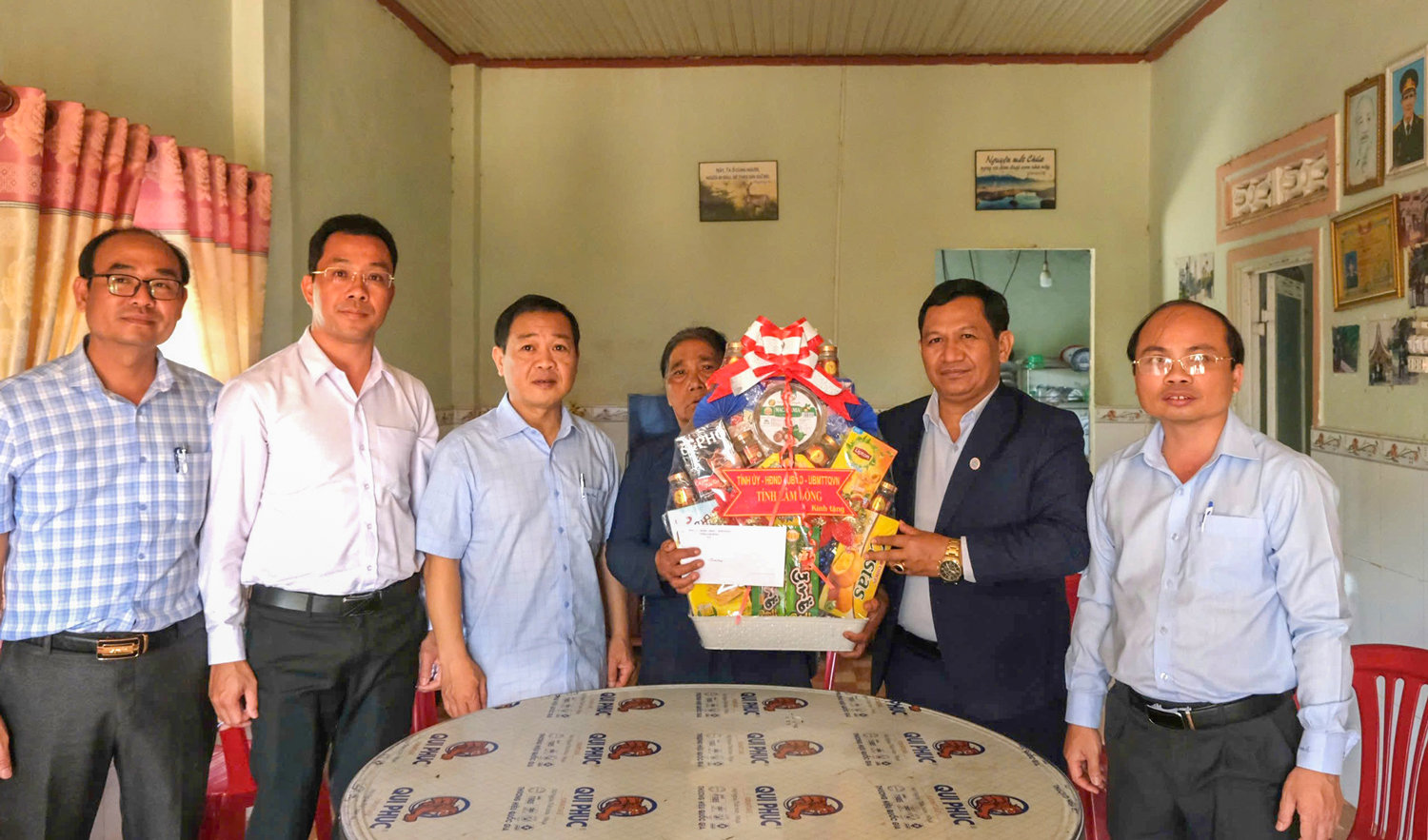 Phó Chủ tịch HĐND tỉnh KMák cùng đoàn công tác tặng quà cho gia đình bệnh binh MĐài