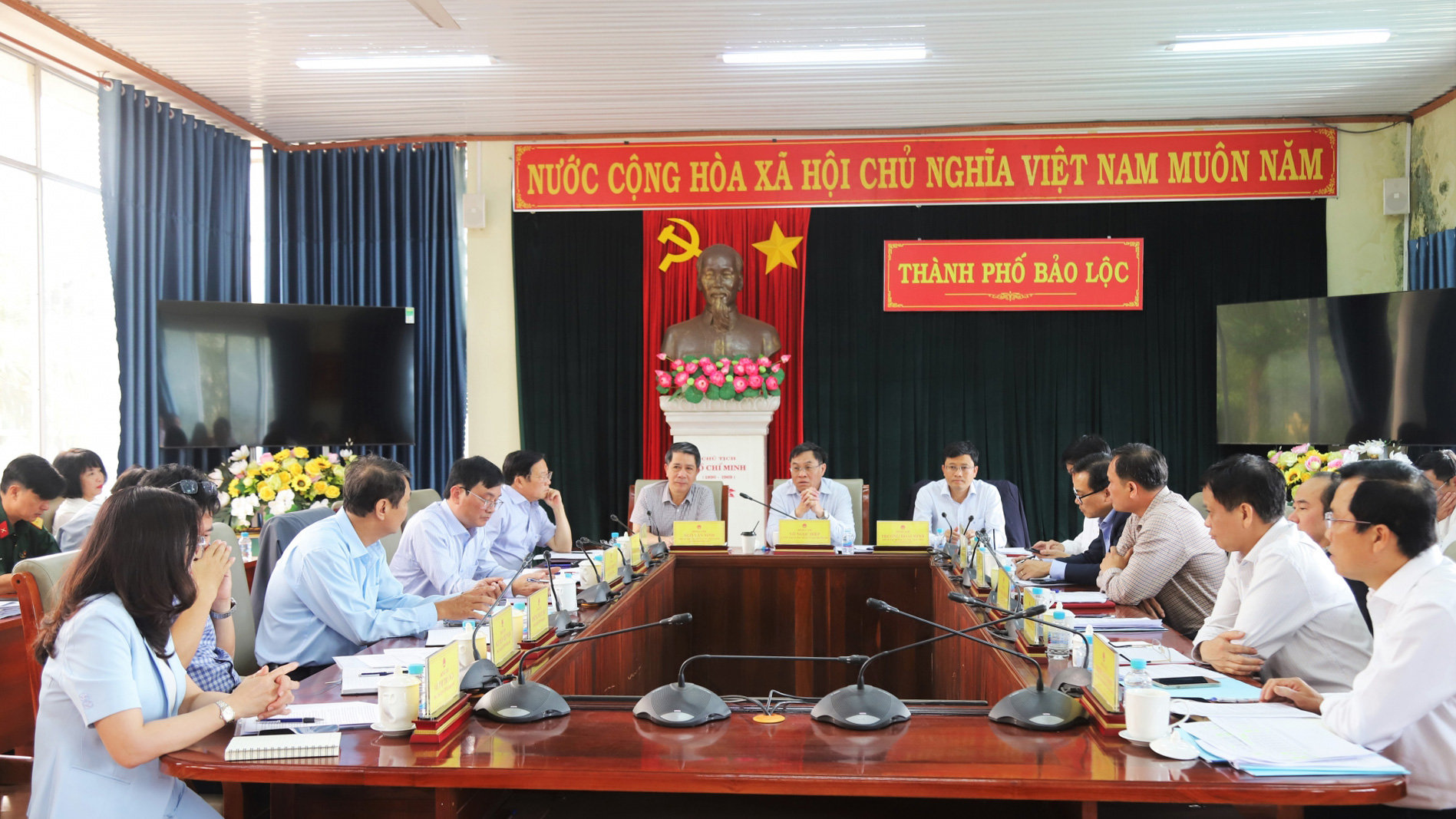 Quang cảnh buổi làm việc