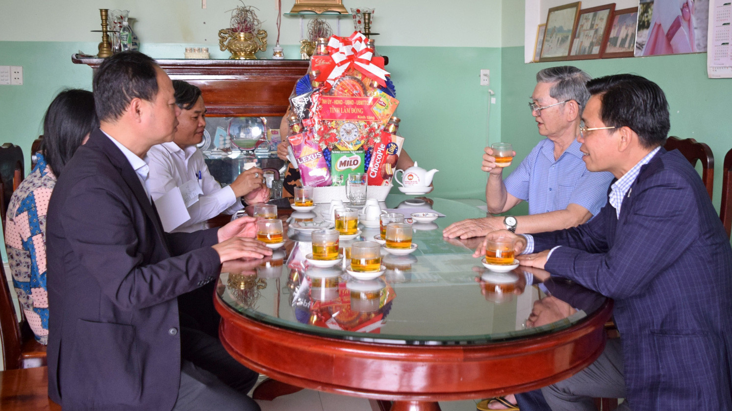 Đồng chí Trần Hồng Thái - Chủ tịch UBND tỉnh và đoàn công tác thăm hỏi gia đình thương binh Phạm Đức Hạnh