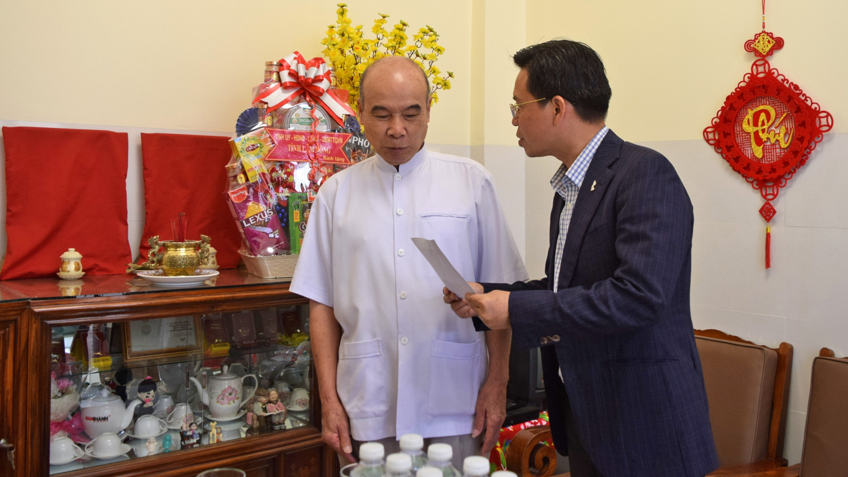Đồng chí Trần Trung Hiếu - Bí thư Huyện ủy Đức Trọng tặng quà thương binh Phạm Đức Hạnh