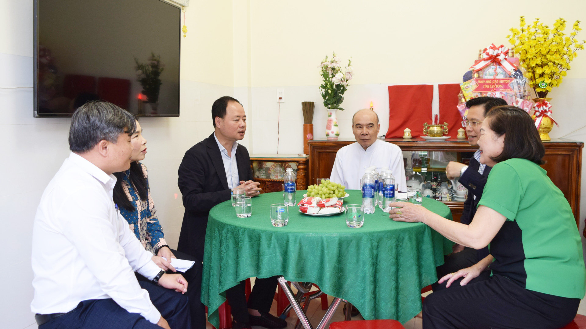 Đồng chí Trần Hồng Thái - Chủ tịch UBND tỉnh và đoàn công tác thăm hỏi gia đình thương binh Phạm Đức Hạnh