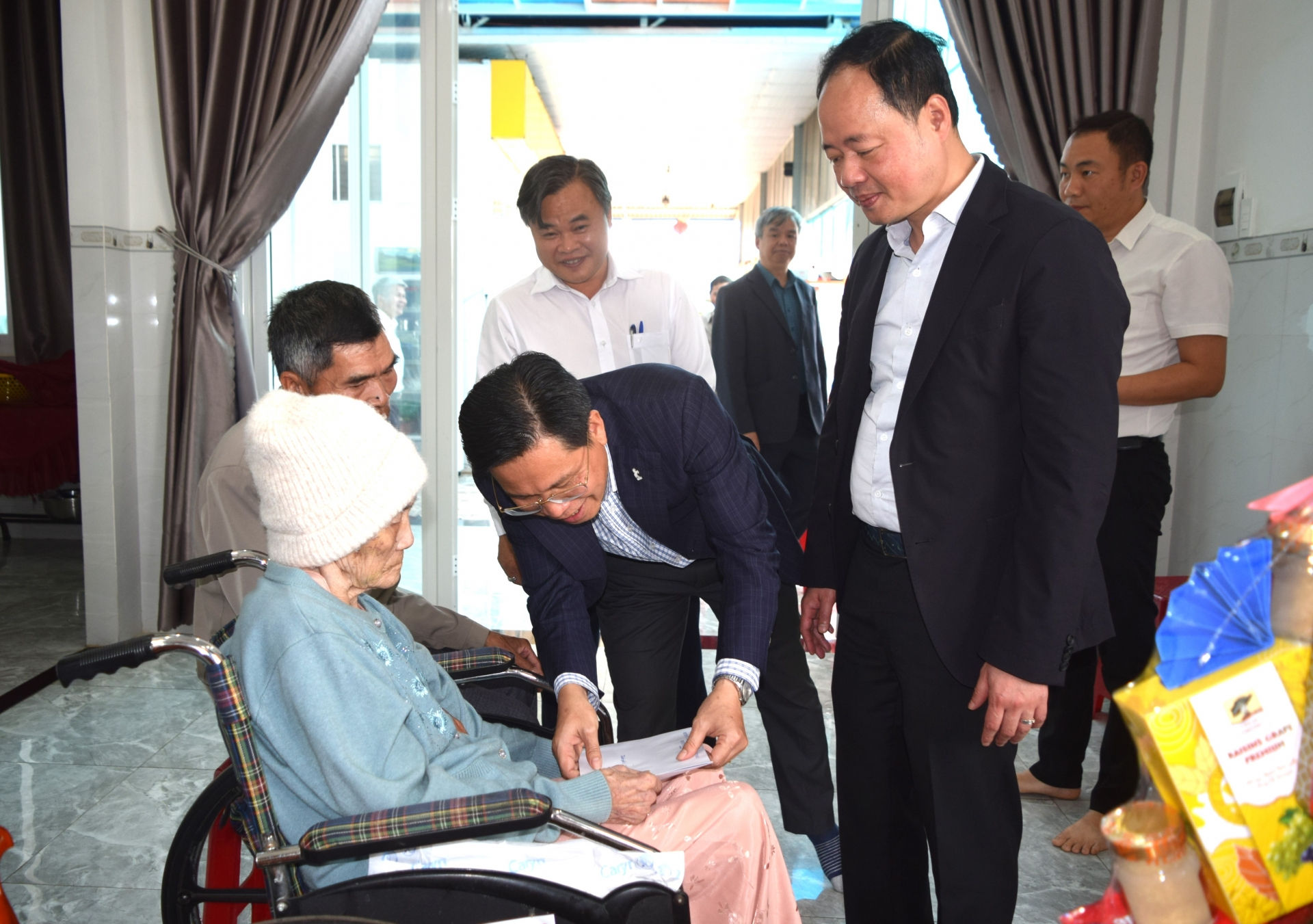 Đồng chí Trần Trung Hiếu - Bí thư Huyện ủy Đức Trọng tặng quà Mẹ Việt Nam Anh hùng Thái Thị Tương