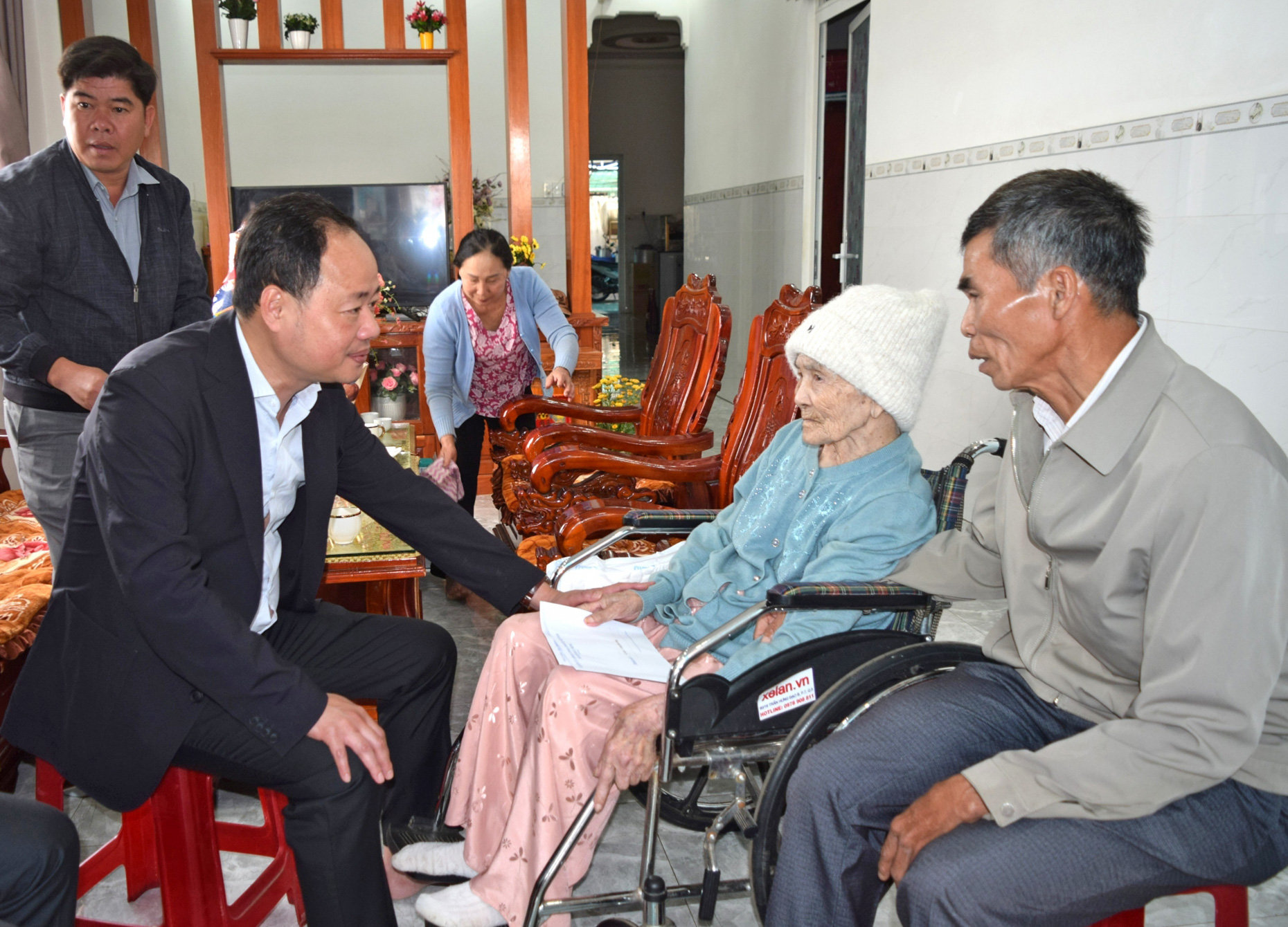 Đồng chí Trần Hồng Thái - Chủ tịch UBND tỉnh thăm hỏi Mẹ Việt Nam Anh hùng Thái Thị Tương