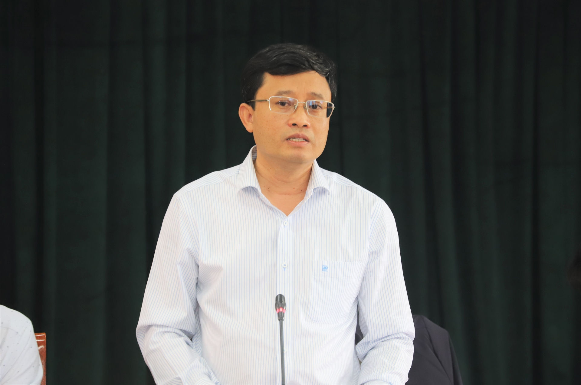 Chủ tịch UBND huyện Bảo Lâm báo cáo kết quả phát triển kinh tế - xã hội của địa phương tại buổi làm việc.