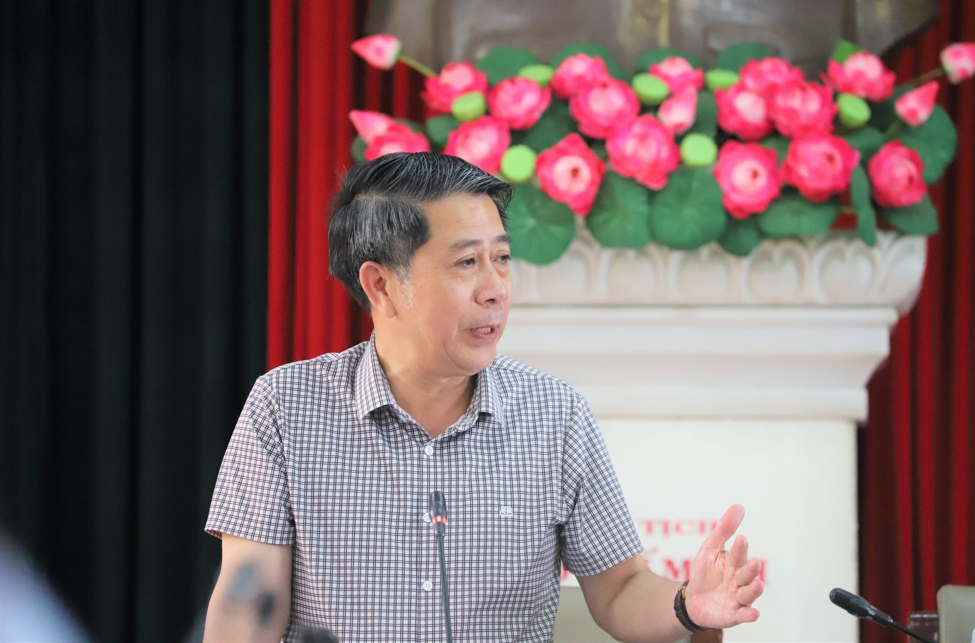 Đồng chí Ngô Văn Ninh - Chủ tịch UBND TP Bảo Lộc báo cáo tại buổi làm việc.