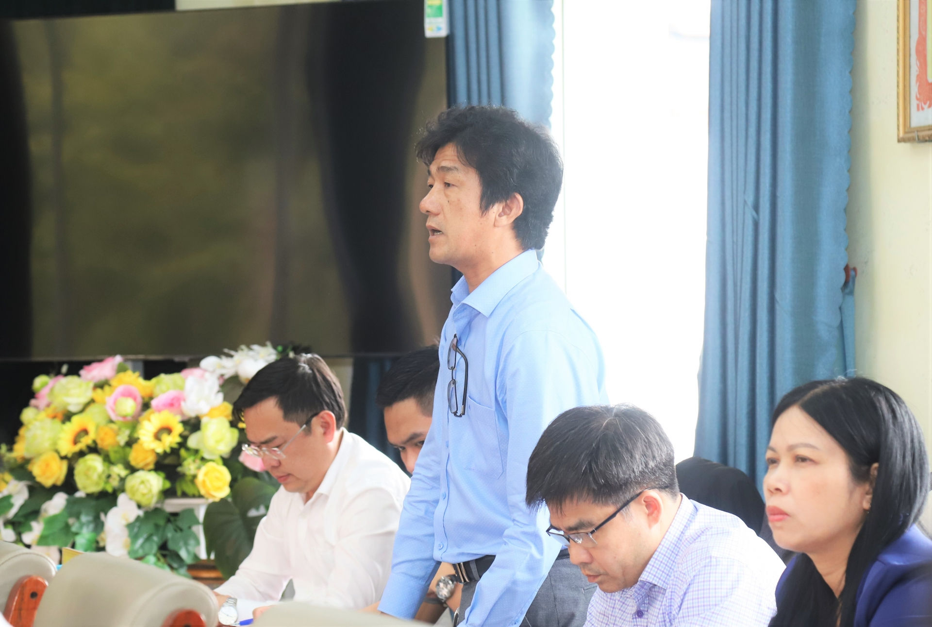 Đại diện các phòng chuyên môn TP Bảo Lộc và huyện Bảo Lâm báo cáo tại buổi làm việc.