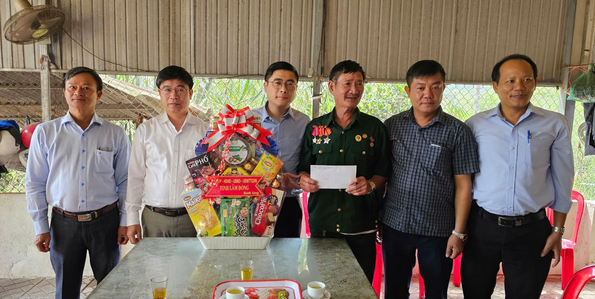 Chủ nhiệm Ủy ban Kiểm tra Tỉnh ủy Nguyễn Khắc Bình cùng các đồng chí lãnh đạo huyện tặng quà gia đình ông Dương Đức Thành ở xã Liêng Srônh
