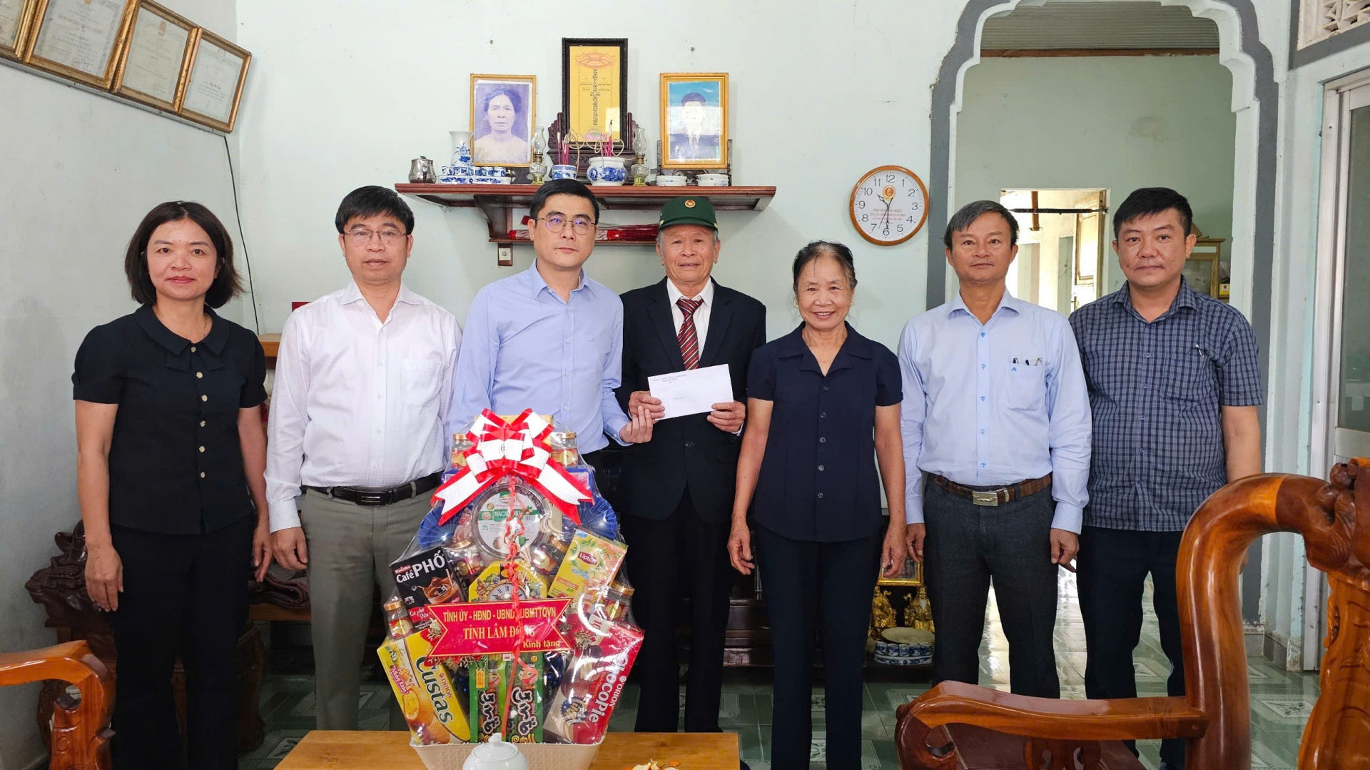 Chủ nhiệm Ủy ban Kiểm tra Tỉnh ủy Nguyễn Khắc Bình cùng các đồng chí lãnh đạo huyện tặng quà cho gia đình ông Đặng Văn Ngụ, bệnh binh ở xã Rô Men