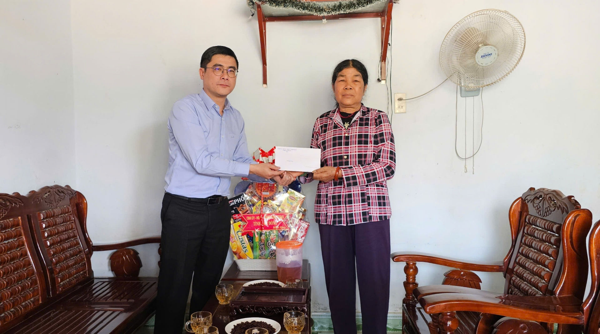 Chủ nhiệm Ủy ban Kiểm tra Tỉnh ủy Nguyễn Khắc Bình tặng quà cho bà Rơ Lik K’Jang, vợ liệt sỹ ngụ tại xã Rô Men