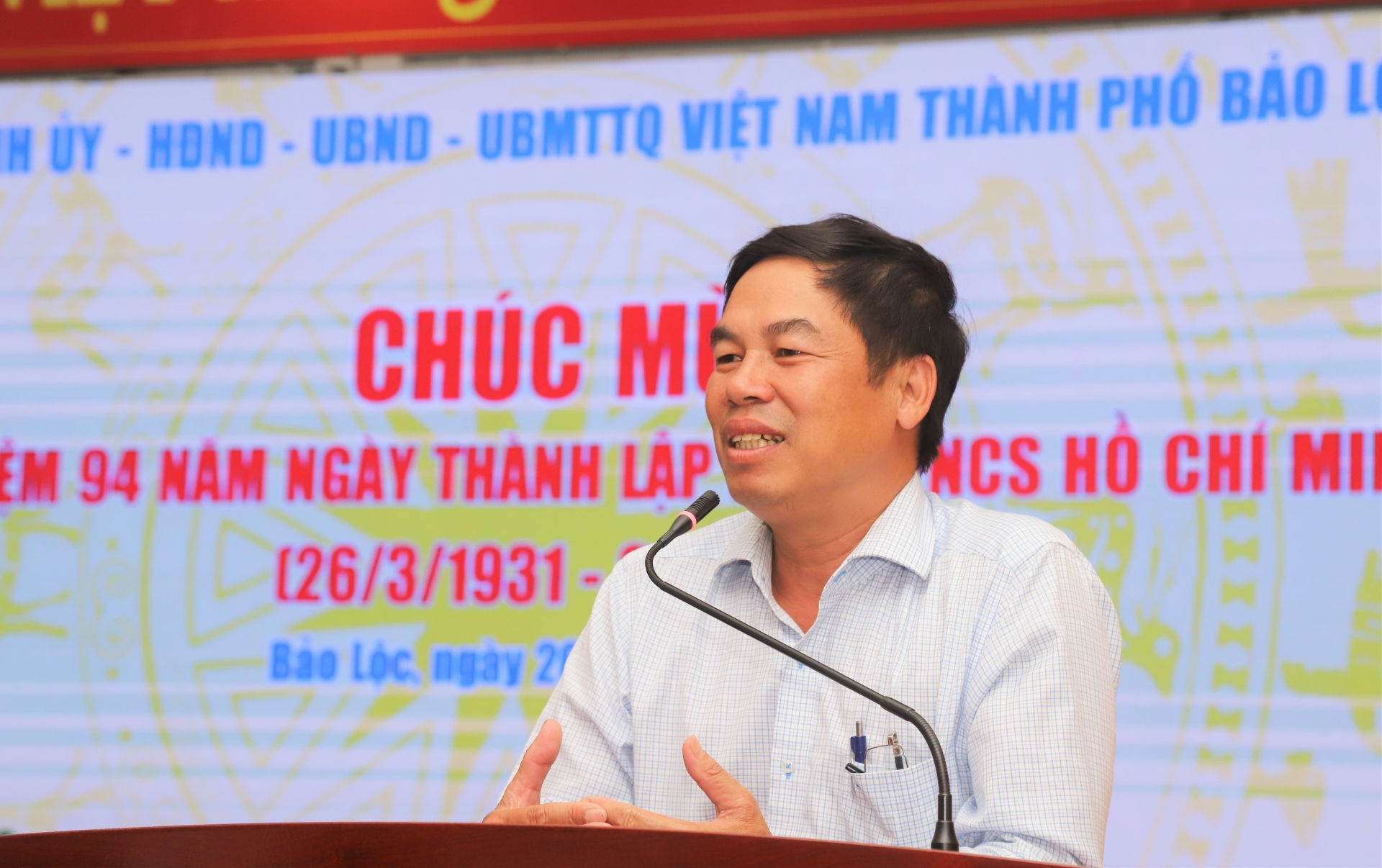 Đồng chí Nghiêm Xuân Đức phát biểu chúc mừng tại buổi gặp mặt, kỷ niệm 94 năm Ngày thành lập Đoàn thanh niên Cộng sản Hồ Chí Minh.