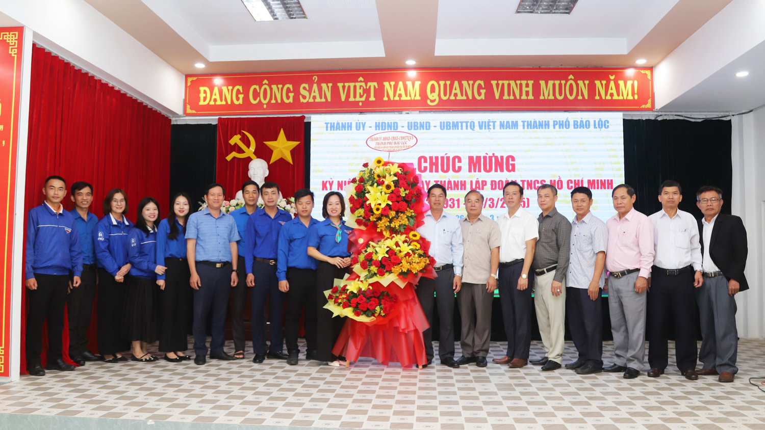 Đồng chí Nghiêm Xuân Đức - Phó Bí thư Thường trực Thành ủy, Chủ tịch HĐND thành phố và các đại biểu tặng hoa chúc mừng Thành Đoàn Bảo Lộc.