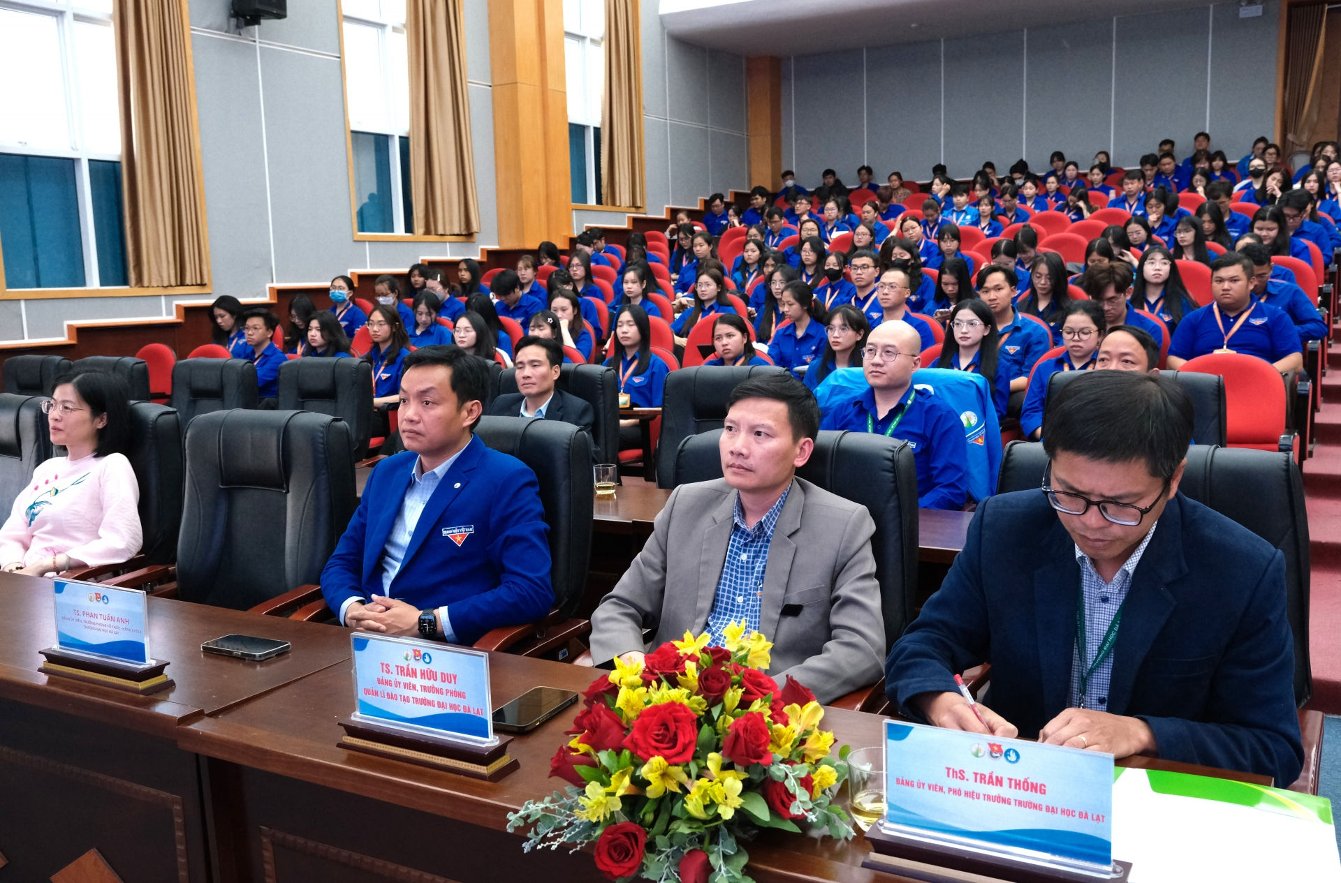 Các đại biểu và sinh viên tham dự lễ kỷ niệm