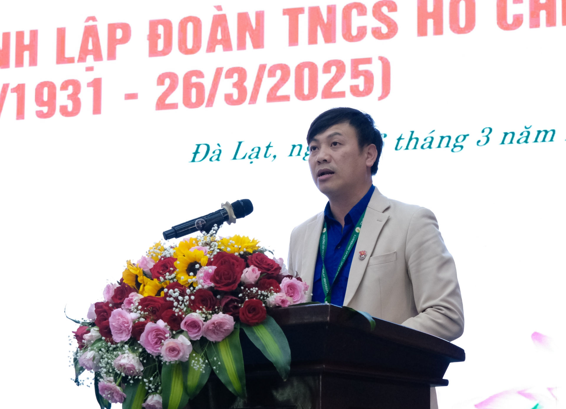 Anh Phạm Hồng Hải - Bí thư Đoàn Trường Đại học Đà Lạt  phát biểu ôn lại truyền thống 94 năm của Đoàn TNCS Hồ Chí Minh 