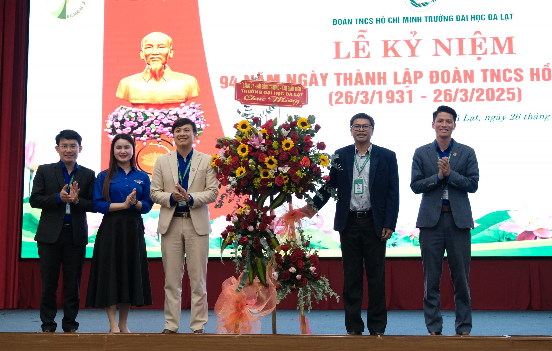 Đảng ủy - Ban Giám hiệu Trường Đại học Đà Lạt tặng hoa chúc mừng Đoàn Thanh niên nhà trường