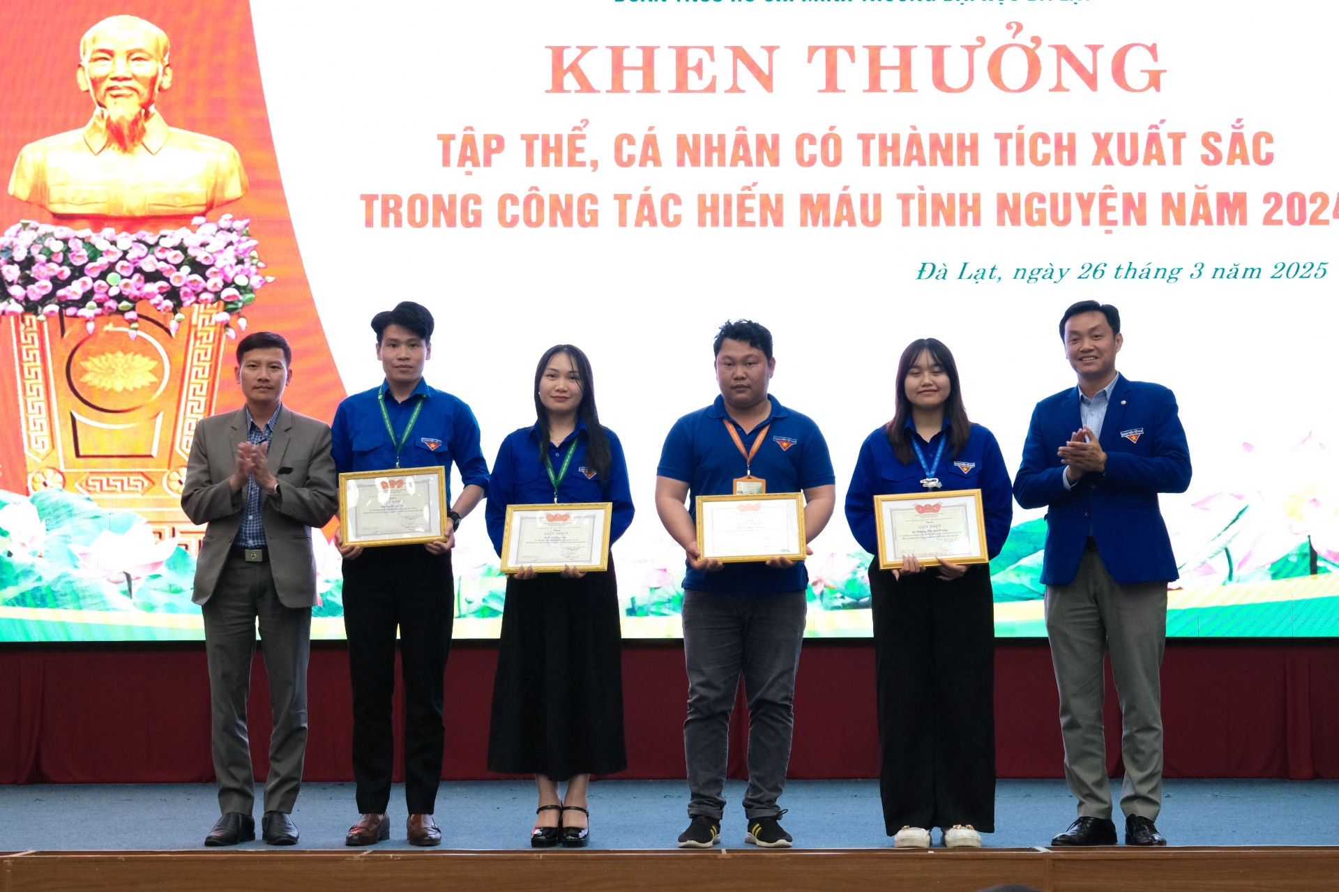 rao giấy khen của Hội Chữ thập đỏ tỉnh Lâm Đồng cho các cá nhân đã có thành tích xuất sắc trong công tác hiến máu tình nguyện năm 2024