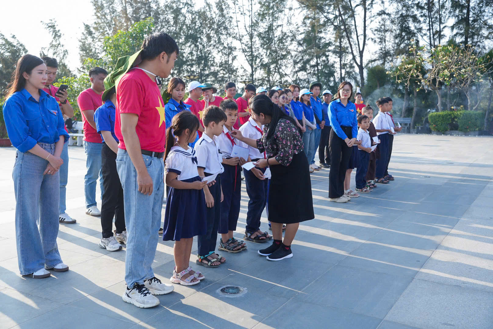 Bà Lâm Thị Phước Linh - Phó Chủ tịch HĐND huyện Di Linh trao tặng học bổng cho các em thiếu nhi có hoàn cảnh khó khăn của huyện Cam Lâm