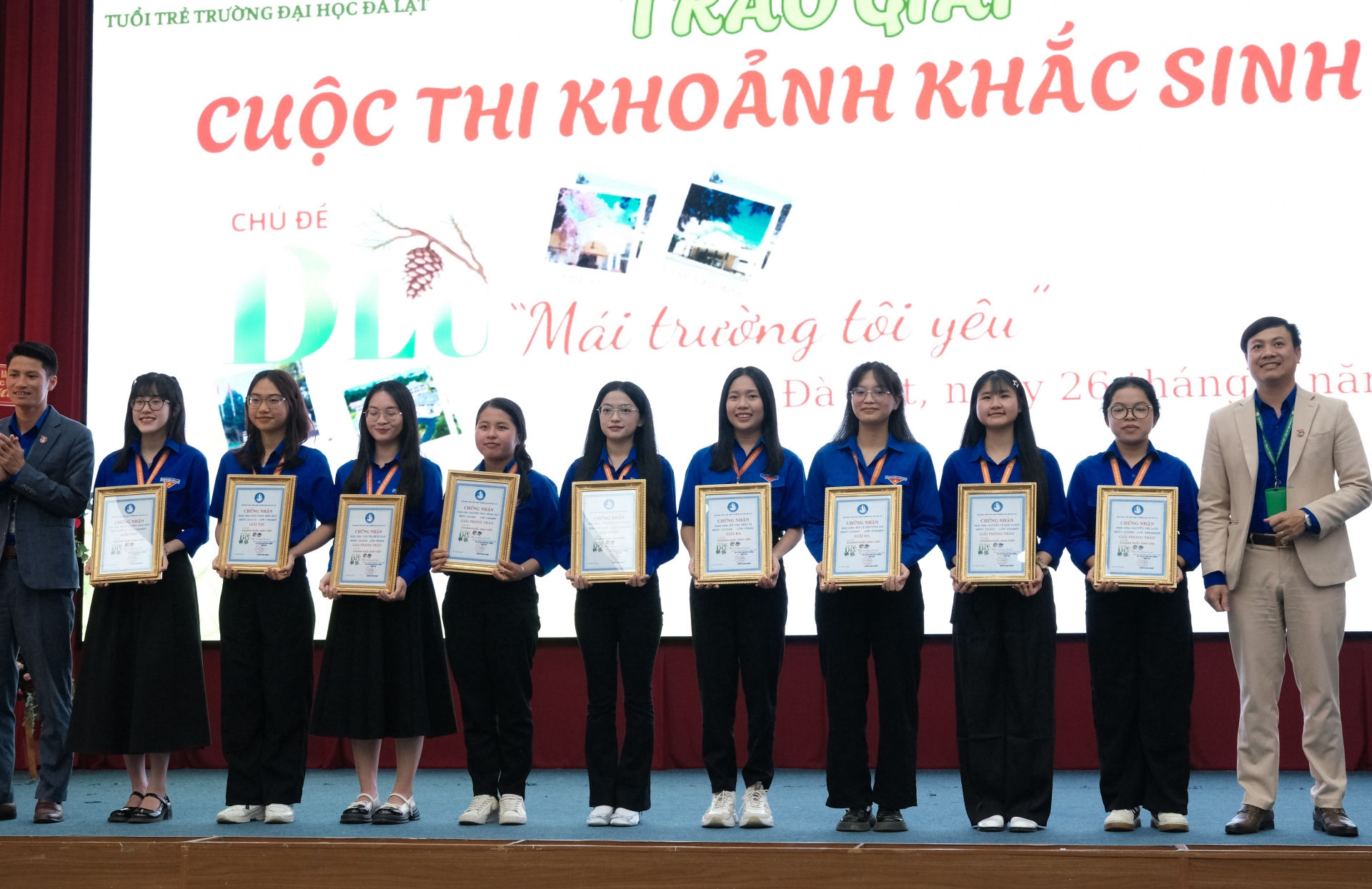 trao giải Cuộc thi Khoảnh khắc sinh viên năm 2024 với Chủ đề “DLU - Mái trường tôi yêu”./