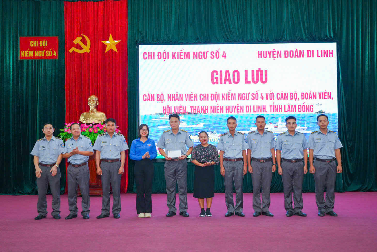 Phó Chủ tịch HĐND huyện Di Linh Lâm Thị Phước Linh và Bí thư Huyện Đoàn Lê Thị Đào Loan tặng quà cho con em các cán bộ, chiến sĩ đang công tác tại Chi đội Kiểm ngư số 4
