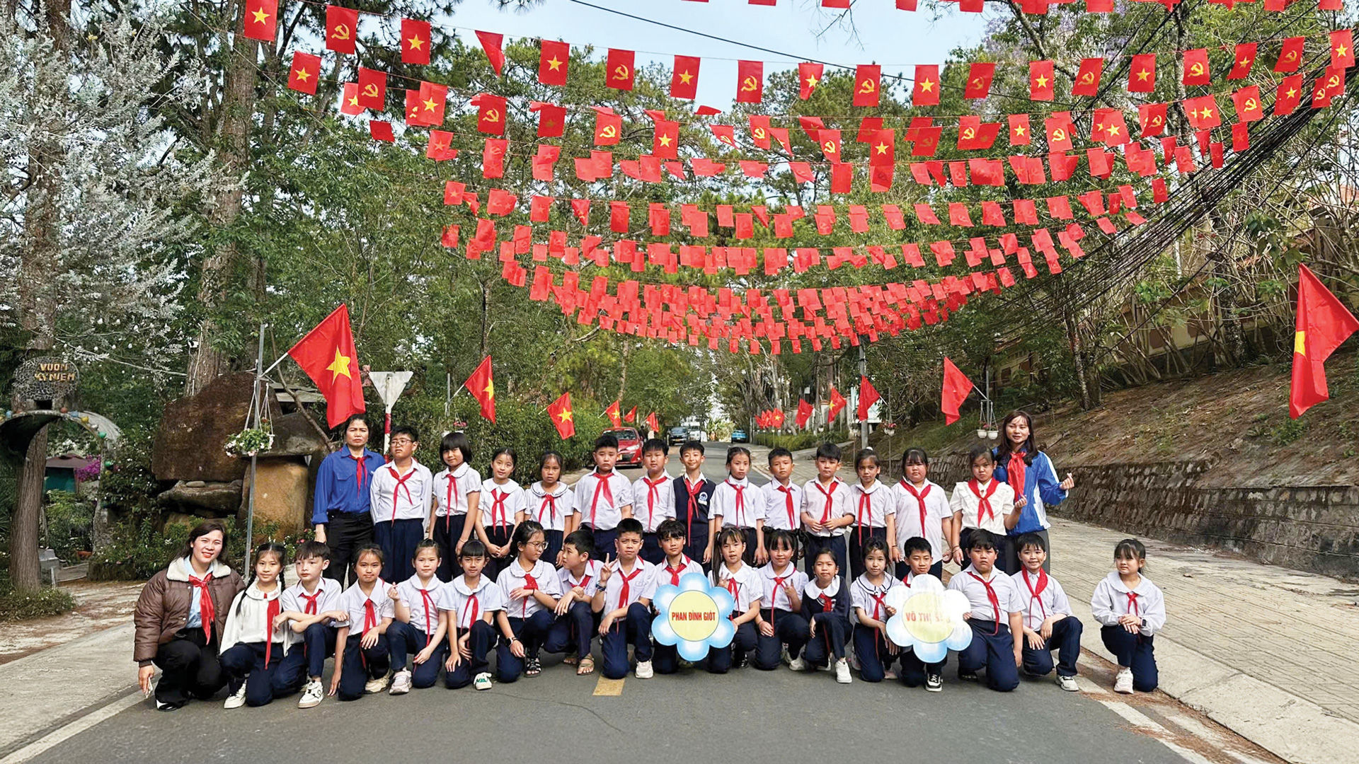 Tuổi trẻ TP Đà Lạt thực hiện công trình thanh niên Tuyến đường cờ hoachào mừng 50 năm giải phóng Đà Lạt và đại hội Đảng bộ các cấp