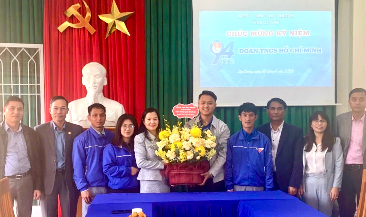 Lãnh đạo huyện Lạc Dương tặng hoa chúc mừng Huyện đoàn nhân ngày thành lập Đoàn TNCS Hồ Chí Minh