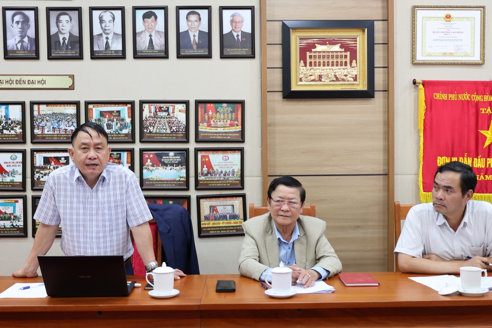 Đại diện lãnh đạo Sở Y tế trao đổi tại hội nghị