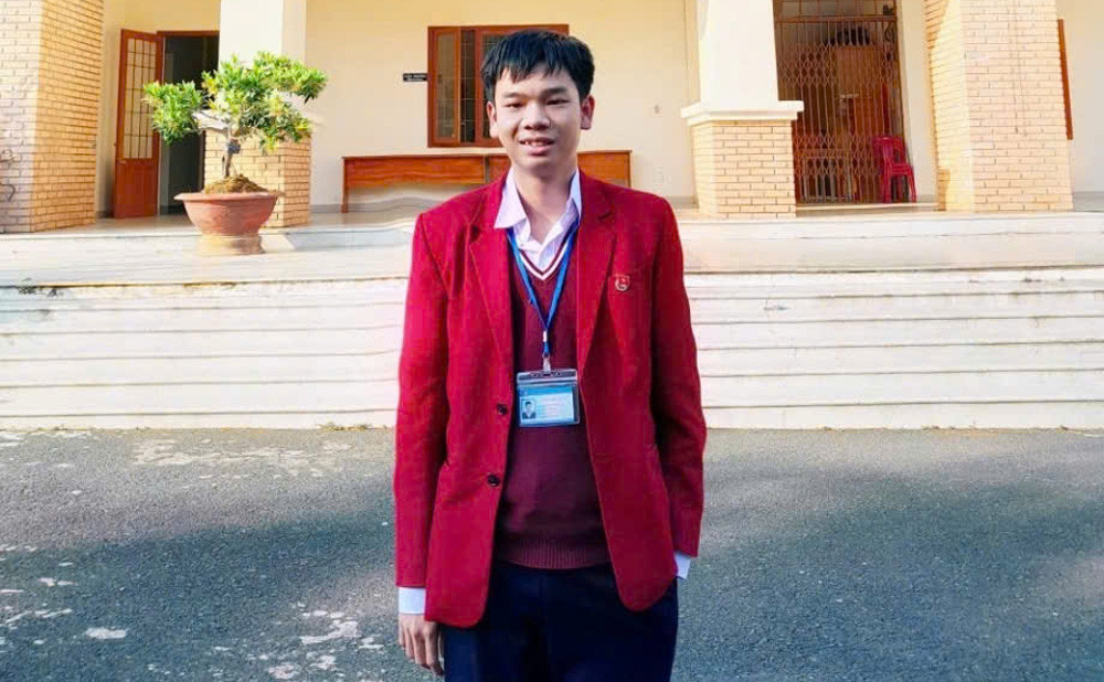 Học sinh Đặng Huy Hậu - lớp 10 Tin của Trường THPT Chuyên Thăng Long là học sinh thứ 2 của Lâm Đồng tham dự Đội tuyển Olympic quốc gia tham dự Kỳ thi Olympic quốc tế