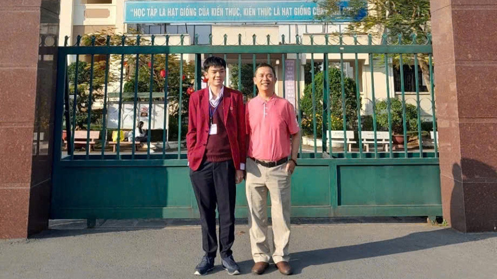 Thầy giáo Nguyễn Ngọc Tuấn, người trực tiếp hướng dẫn ôn luyện và đồng hành cùng em Đặng Huy Hậu