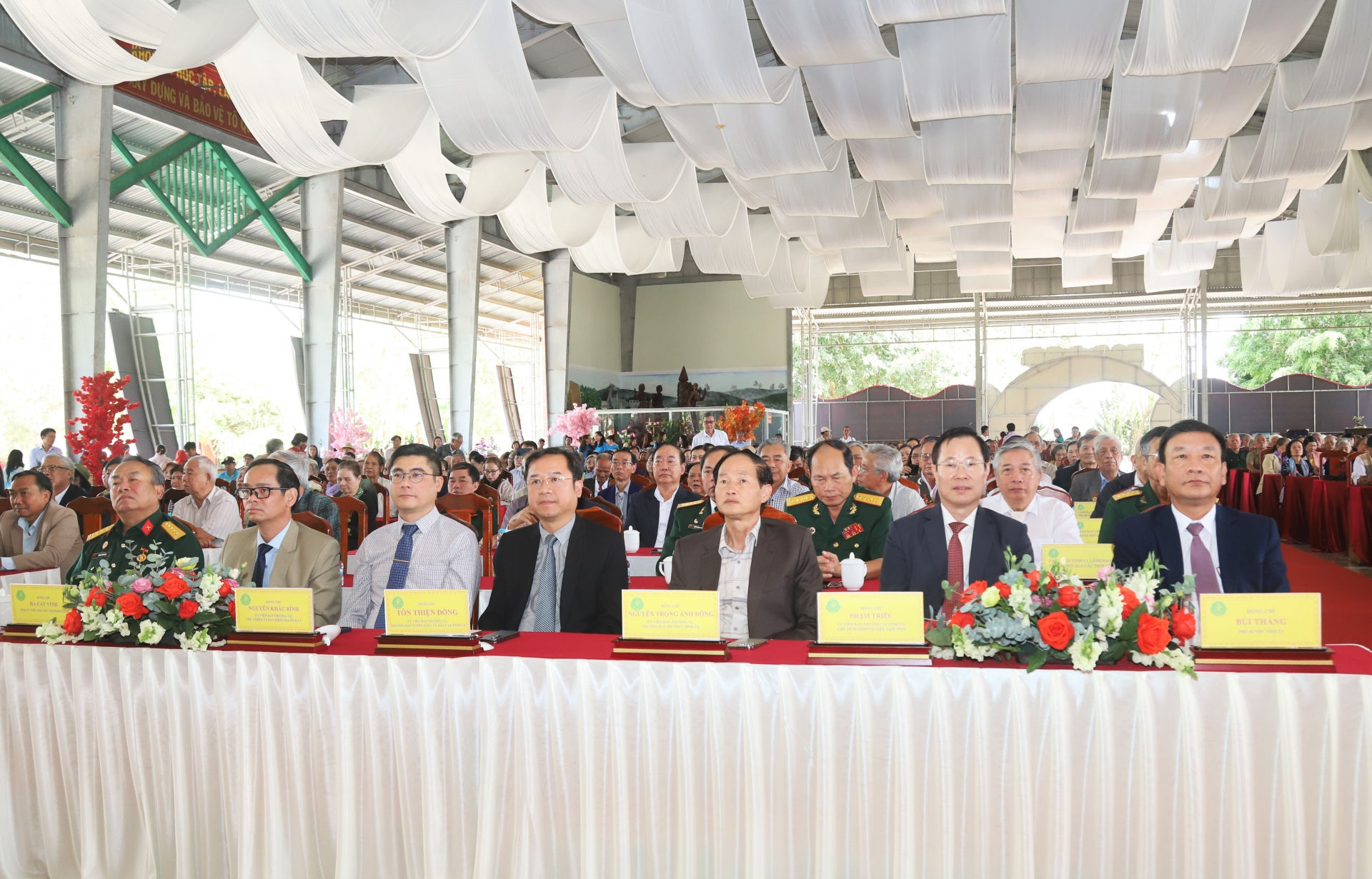 Đồng chí Bùi Thắng - Phó Bí thư Tỉnh ủy Lâm Đồng, cùng các đồng chí lãnh đạo tỉnh Lâm Đồng dự Lễ kỷ niệm 50 năm Ngày giải phóng Bảo Lộc.