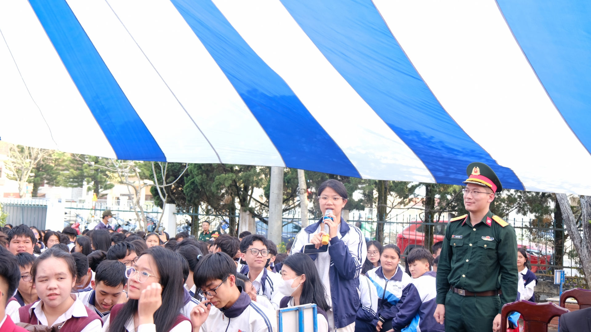 Các em học sinh đặt câu hỏi tại buổi tuyên truyền, hướng nghiệp, tuyển sinh quân sự vào Học viện Quân y