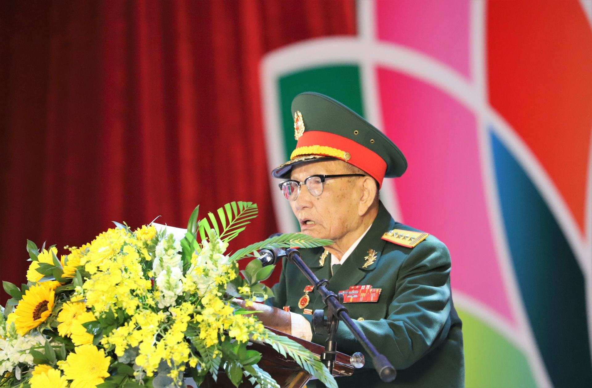 Đại tá Trần Tấn Công - Nguyên Phó Chỉ huy trưởng, Tham mưu trưởng Bộ CHQS tỉnh Lâm Đồng phát biểu tại Lễ kỷ niệm.