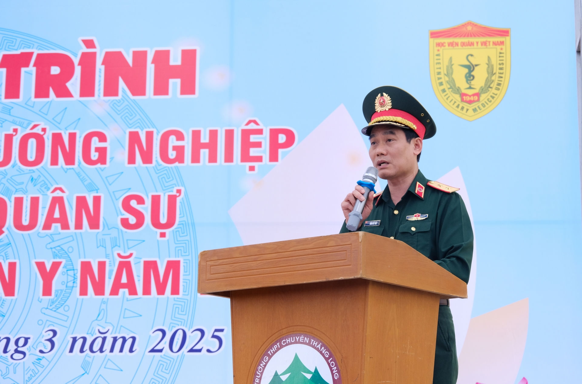 Trung tướng, GS, TS Trần Viết Tiến - Giám đốc Học viện Quân y thông tin 1 số nội dung tại buổi tuyên truyền, hướng nghiệp, tuyển sinh quân sự vào Học viện Quân y