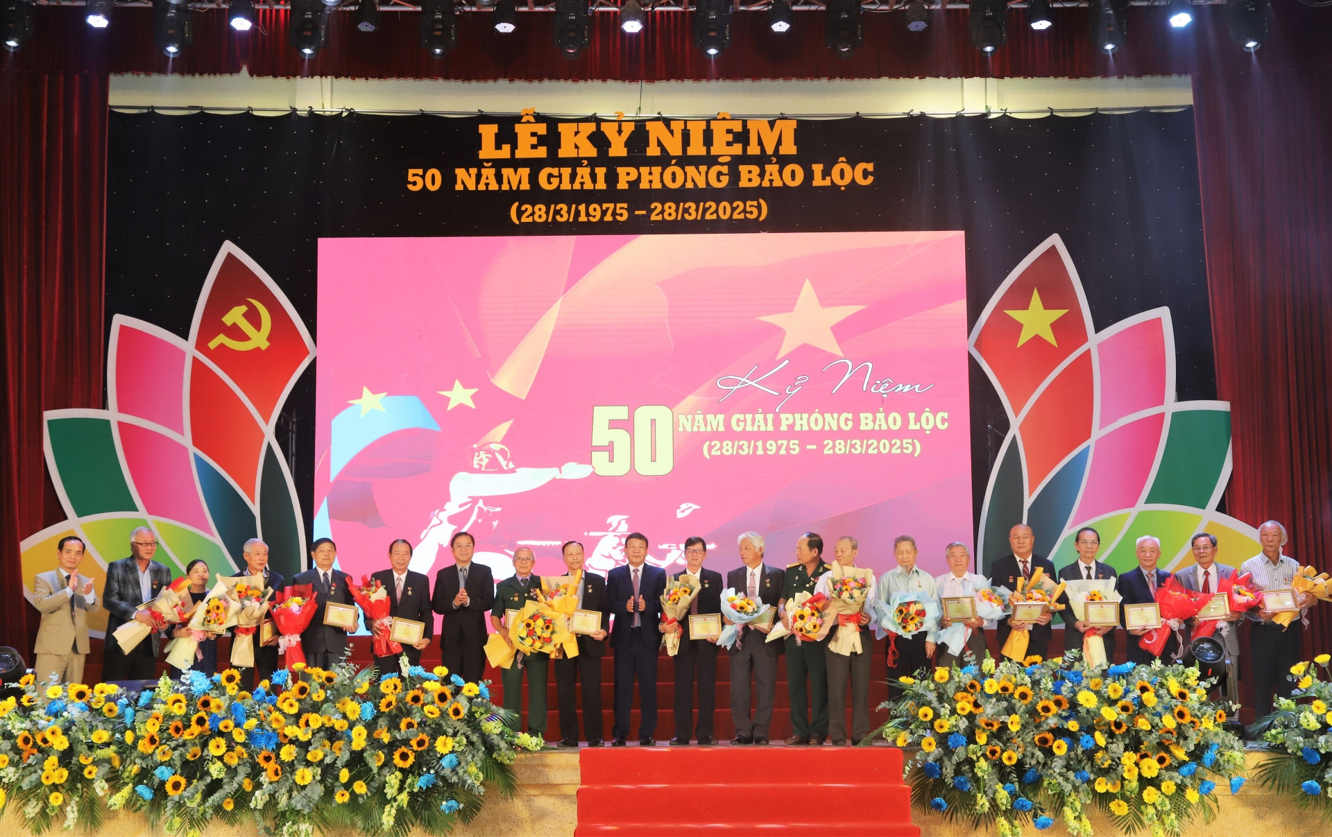 Đồng chí Bùi Thắng - Phó Bí thư Tỉnh ủy và các đồng chí lãnh đạo tỉnh Lâm Đồng trao tặng Kỷ niệm chương 